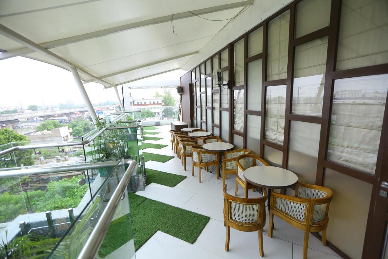 Hotel Gurveer Royal Λάκναου Εξωτερικό φωτογραφία
