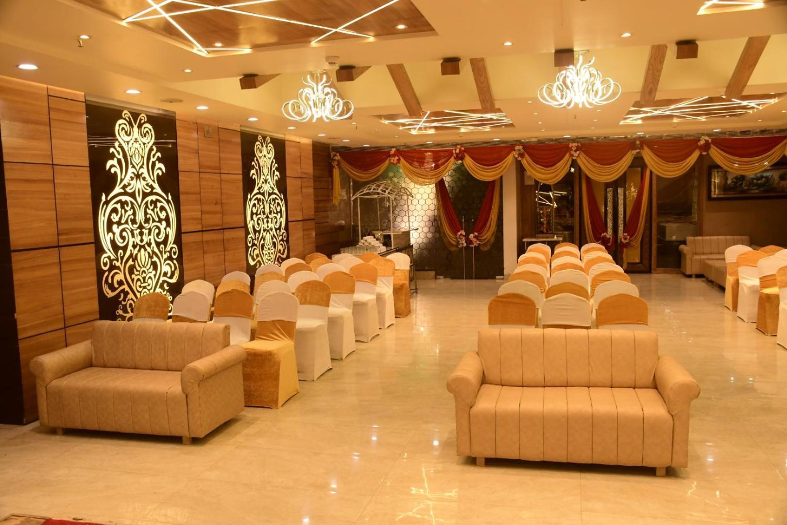 Hotel Gurveer Royal Λάκναου Εξωτερικό φωτογραφία