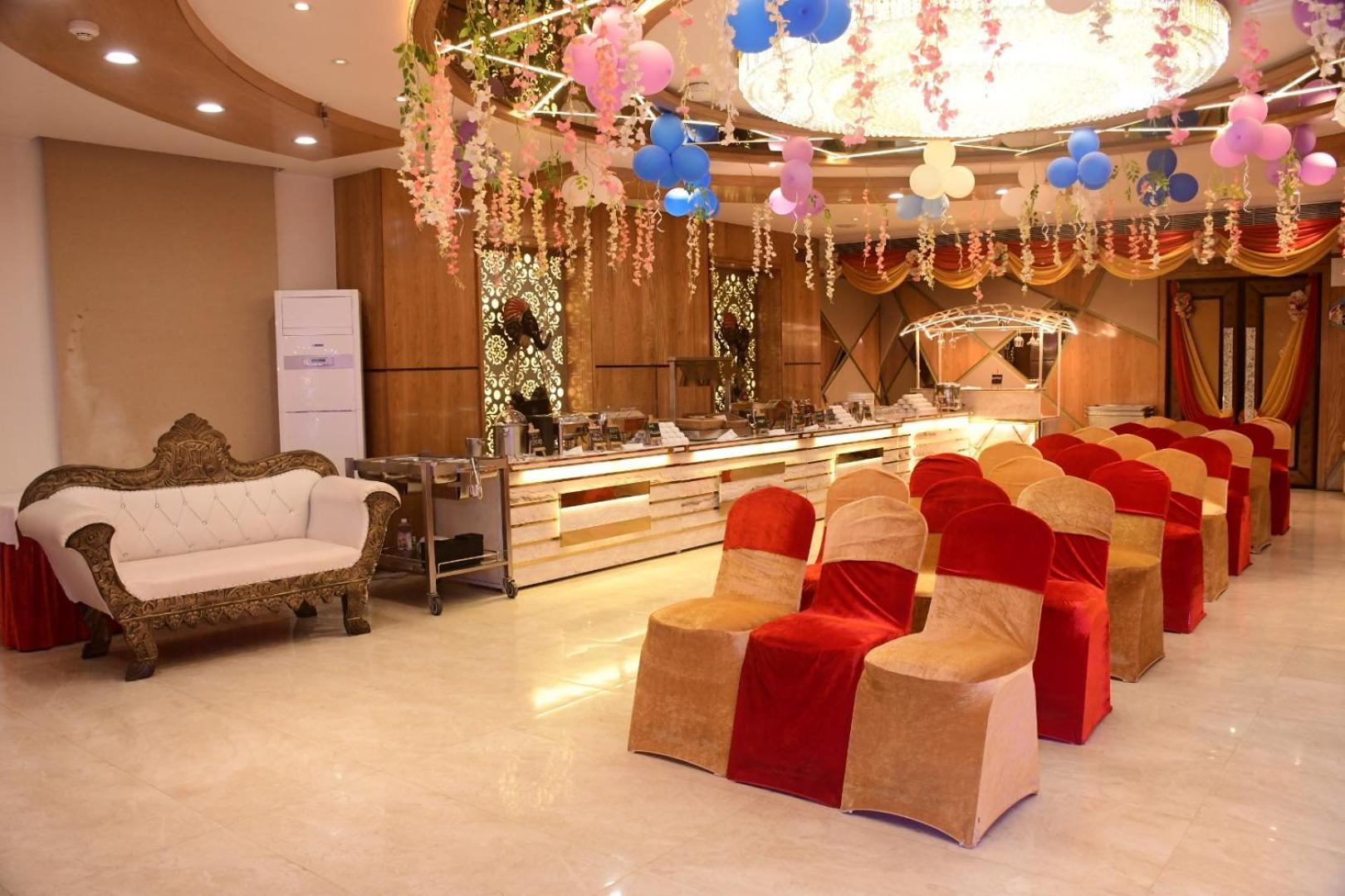 Hotel Gurveer Royal Λάκναου Εξωτερικό φωτογραφία
