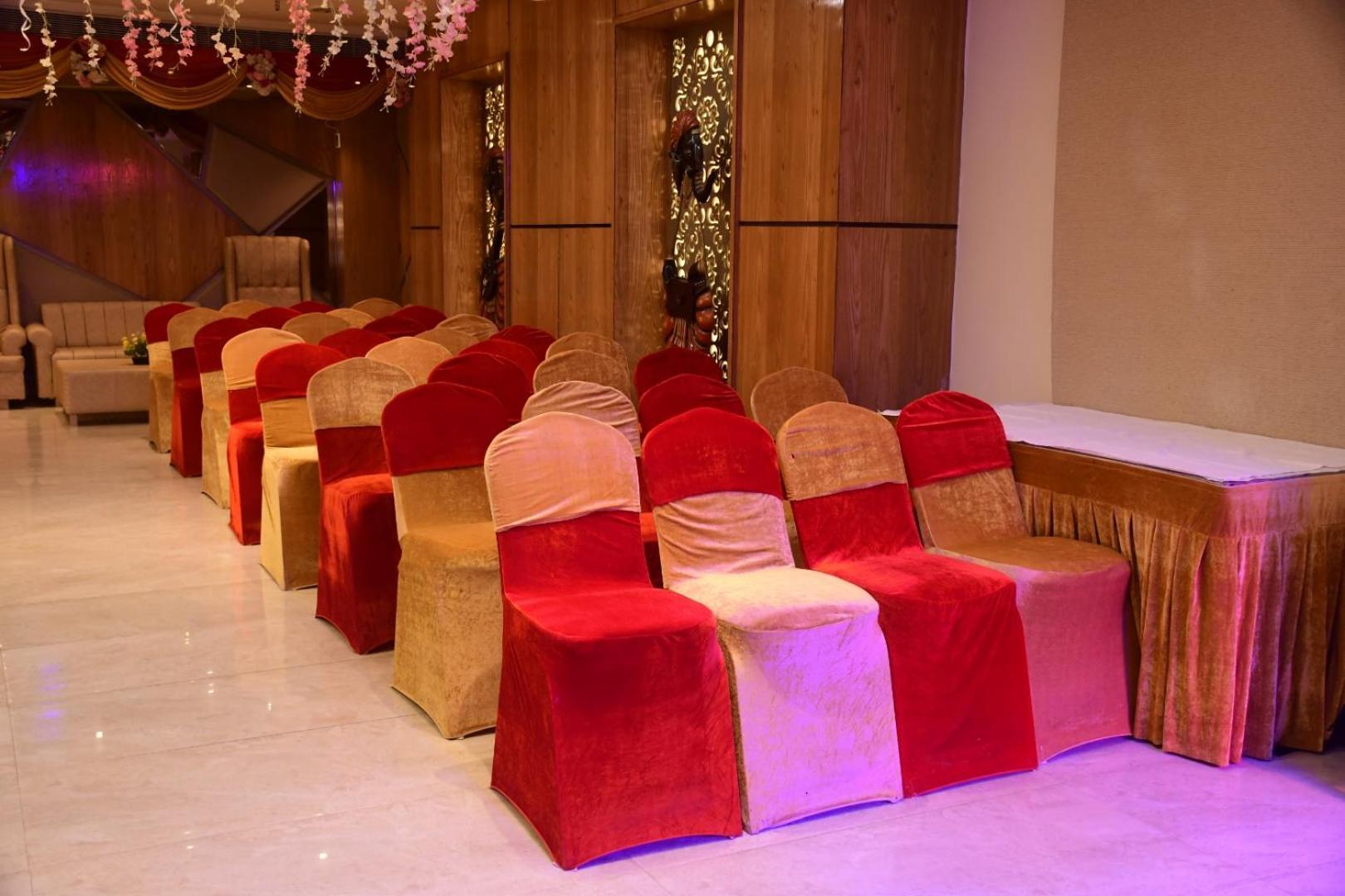 Hotel Gurveer Royal Λάκναου Εξωτερικό φωτογραφία