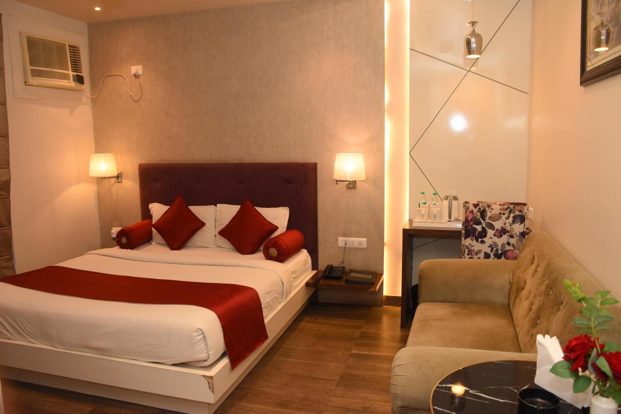 Hotel Gurveer Royal Λάκναου Εξωτερικό φωτογραφία