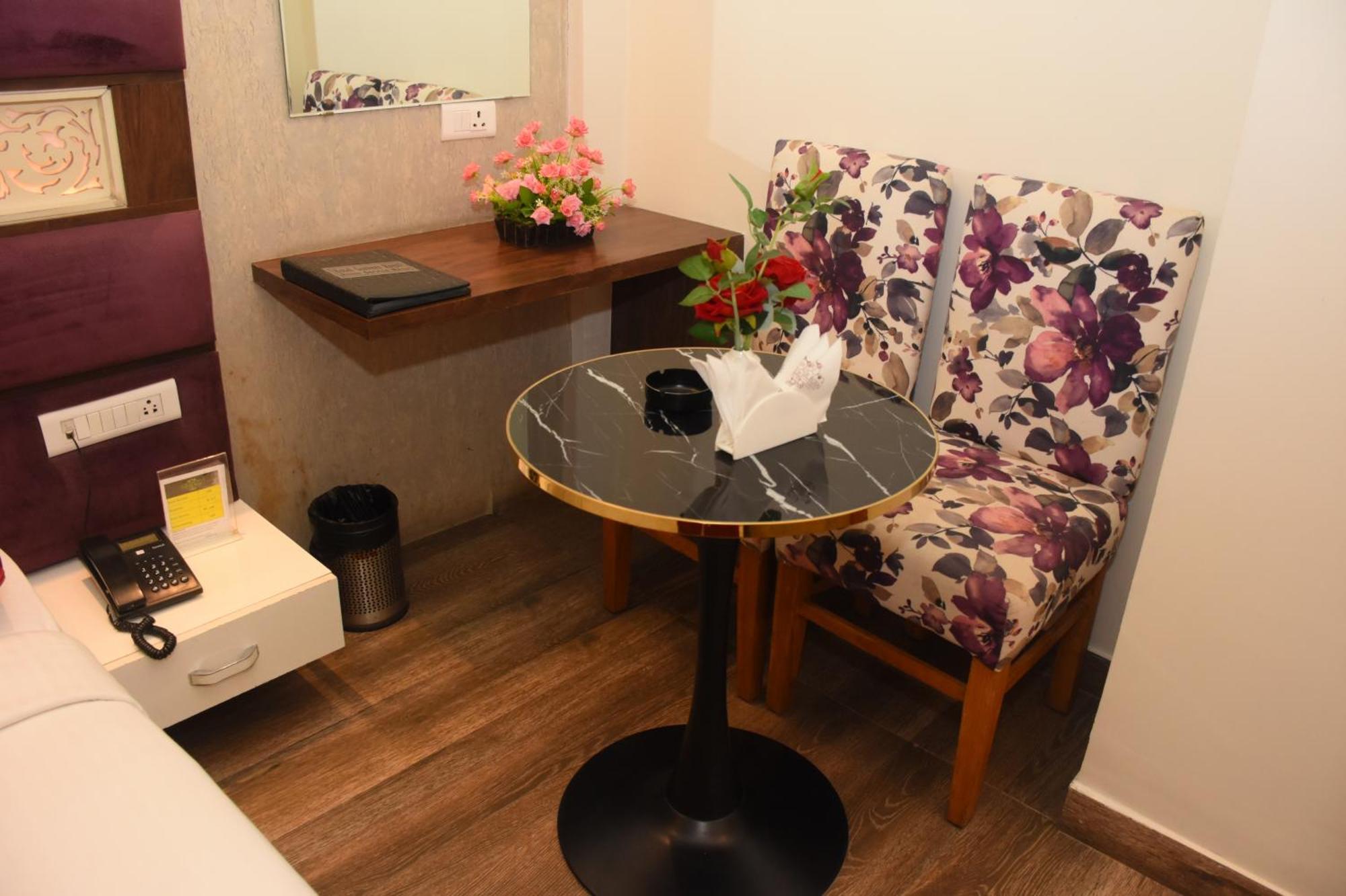 Hotel Gurveer Royal Λάκναου Εξωτερικό φωτογραφία