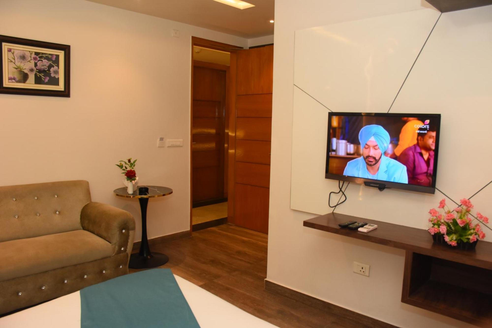 Hotel Gurveer Royal Λάκναου Εξωτερικό φωτογραφία