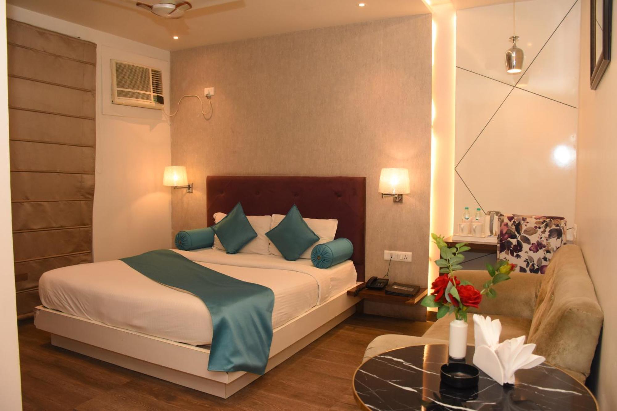 Hotel Gurveer Royal Λάκναου Εξωτερικό φωτογραφία