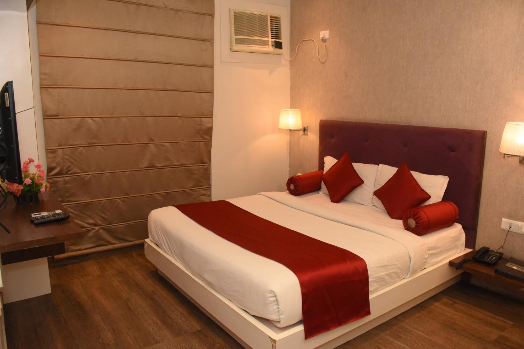 Hotel Gurveer Royal Λάκναου Εξωτερικό φωτογραφία