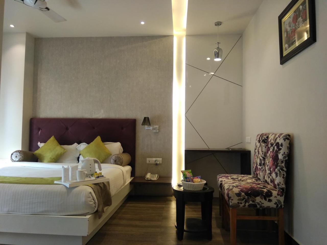 Hotel Gurveer Royal Λάκναου Εξωτερικό φωτογραφία