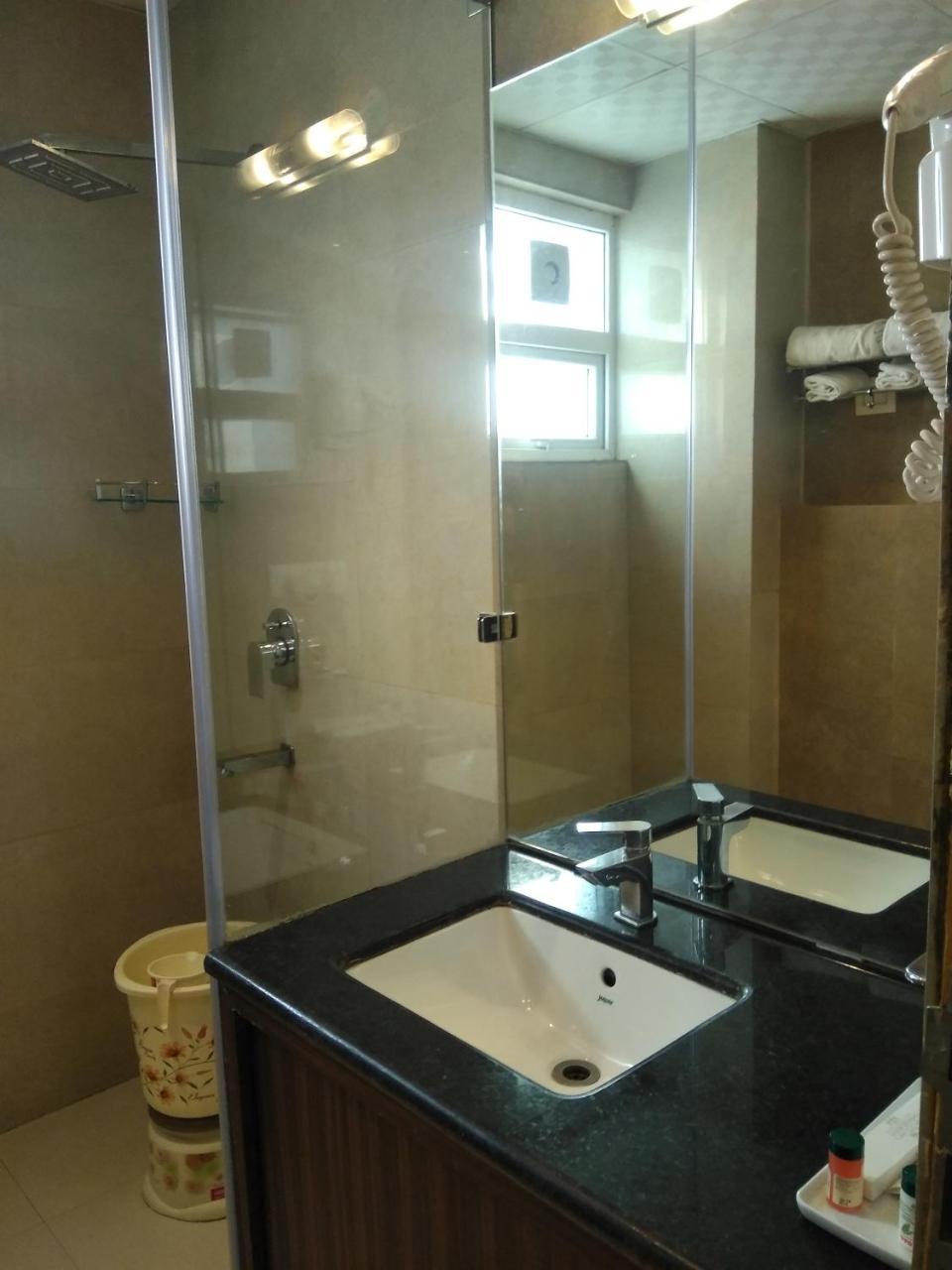 Hotel Gurveer Royal Λάκναου Εξωτερικό φωτογραφία