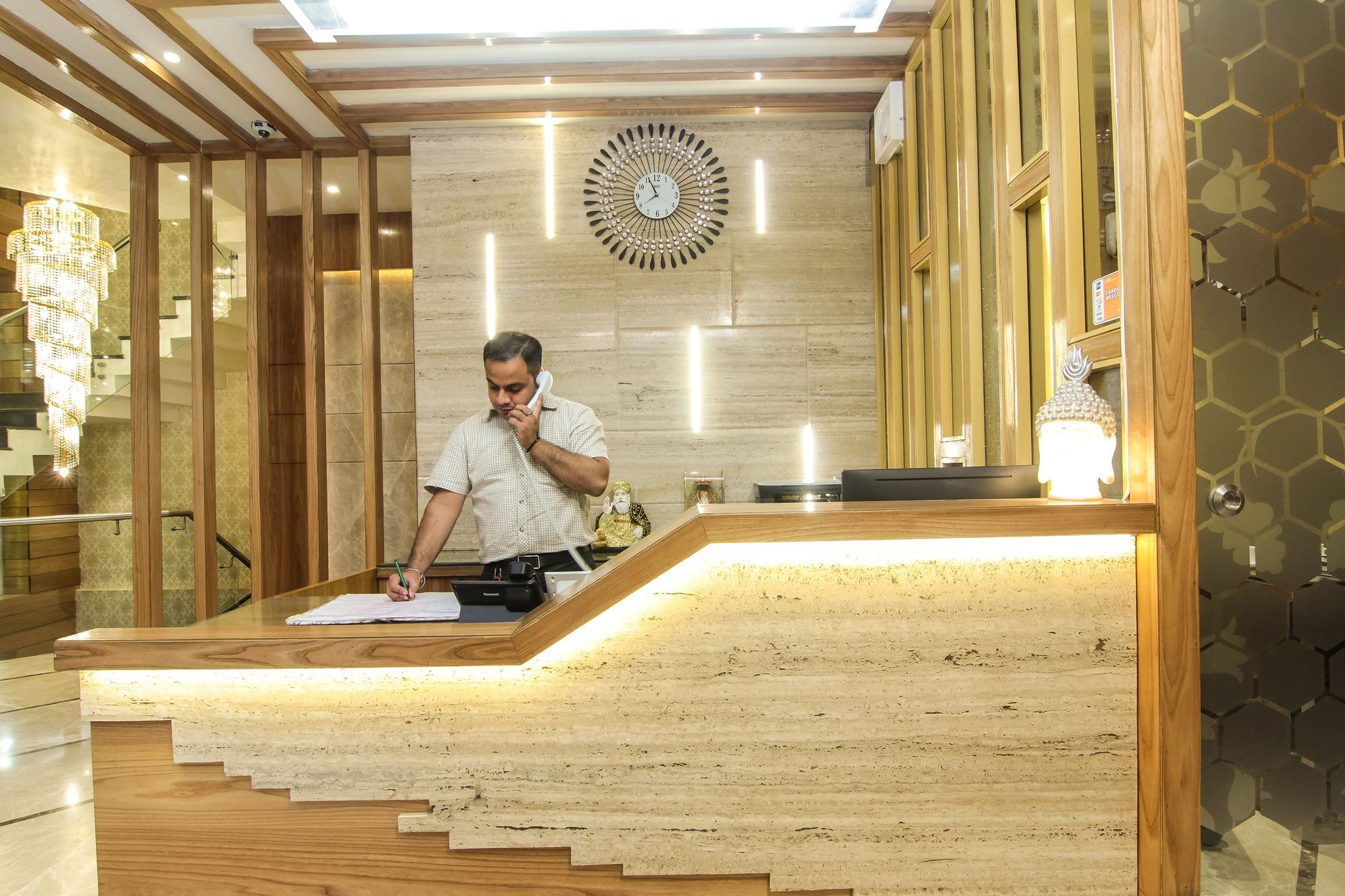 Hotel Gurveer Royal Λάκναου Εξωτερικό φωτογραφία