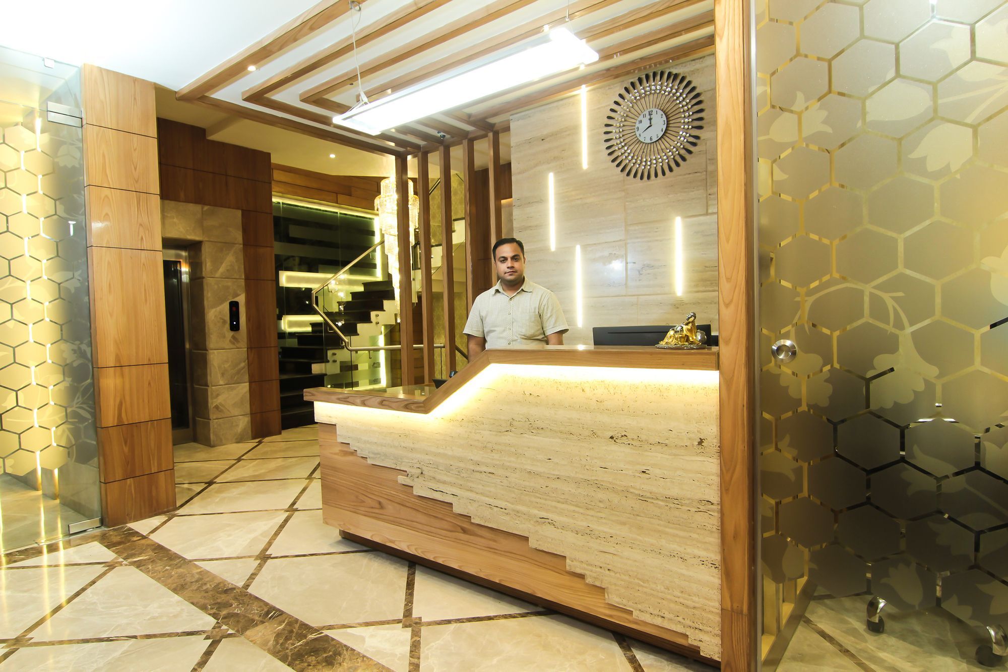 Hotel Gurveer Royal Λάκναου Εξωτερικό φωτογραφία