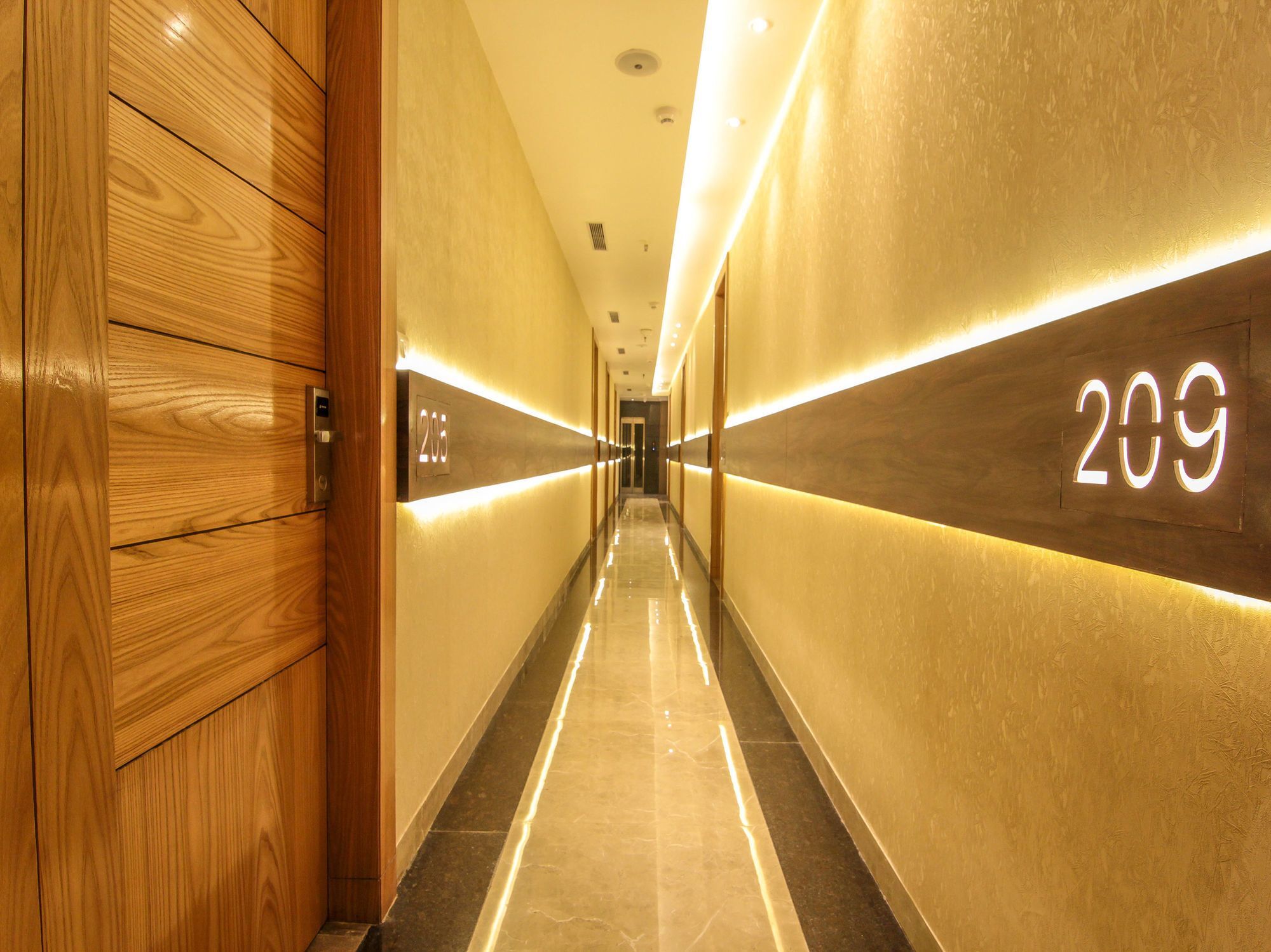 Hotel Gurveer Royal Λάκναου Εξωτερικό φωτογραφία